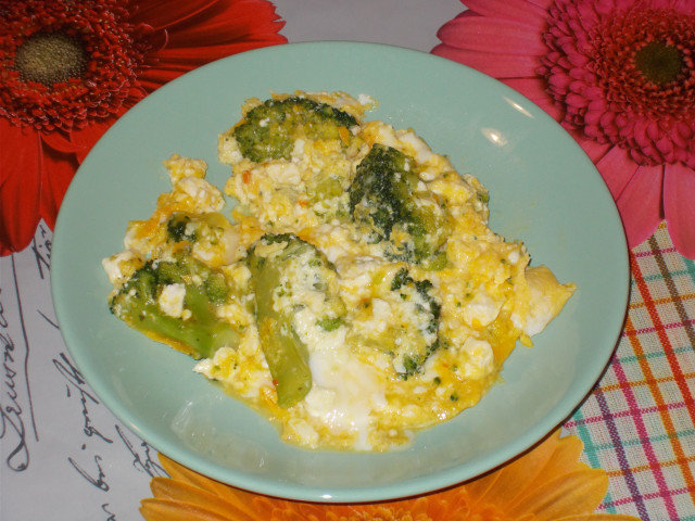 Ukusni brokoli sa jajima i sirom