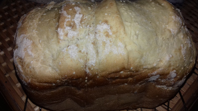 Hleb sa svežim mlekom u pekaču za hleb