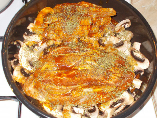 Sporo pečena svinjska plećka sa aromatičnim začinima