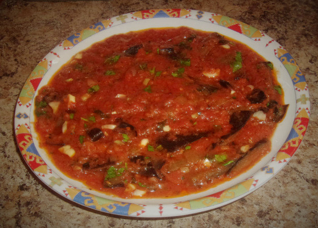 Patlidžan sa paradajz sosom i belim lukom u tiganju