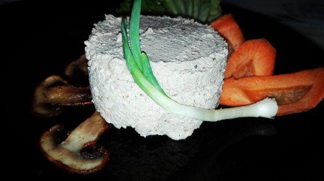 Vegetarijanska pašteta sa pečurkama, maslacem i sitnim sirom