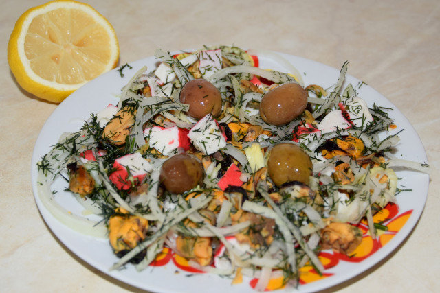 Jednostavna salata od školjki sa surimi štapićima