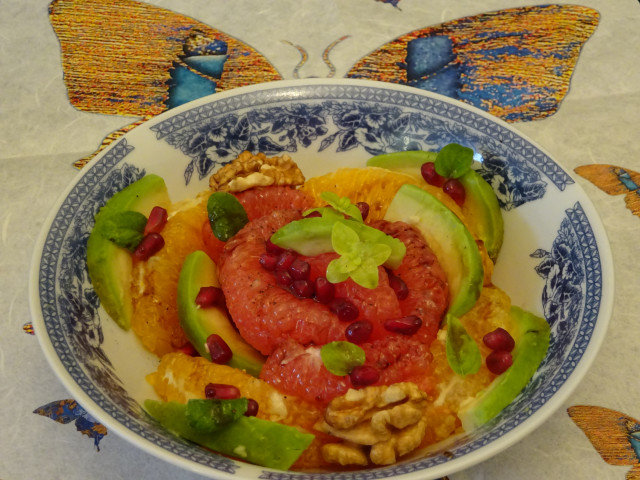 Dijetalna salata sa grejpfrutom, avokadom, narom i orašastim plodovima