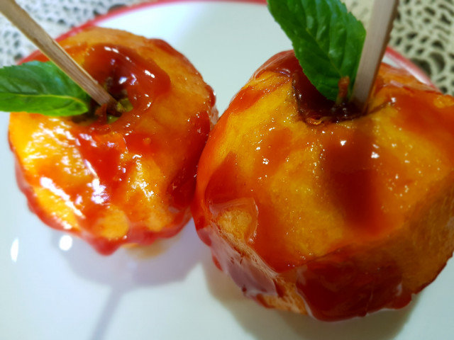 Karamelizovane jabuke na štapiću
