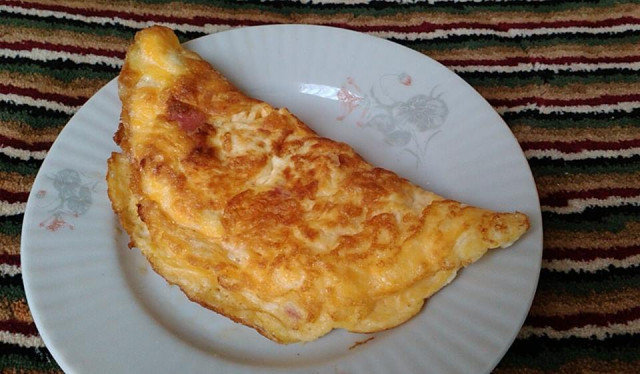 Omlet sa kobasicom i sirom u multikukeru