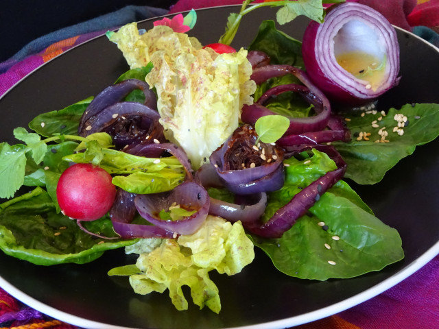 Salata sa spanaćem, pečenim crvenim lukom i dresingom od susama
