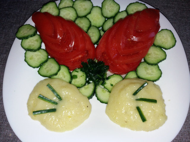 Praznična salata sa paradajzom i krastavcima