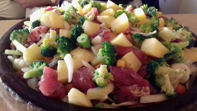 Mladi krompir sa brokolijem i svinjetinom na saču