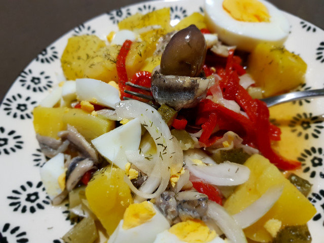 Salata sa krompirom, paradajz-paprikama i ribom