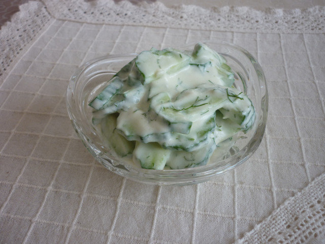 Salata od krastavca sa dresingom u kombinaciji mleko-med-senf