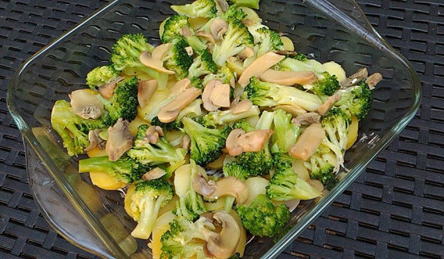 Zdravo zapečeno jelo sa brokolijem i krompirom