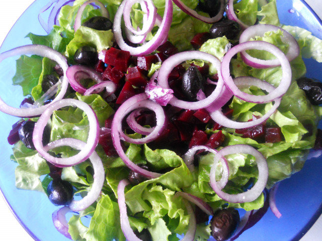 Salata sa cveklom i zelenom salatom