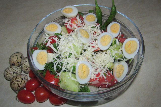 Sveža salata sa prepeličijim jajima