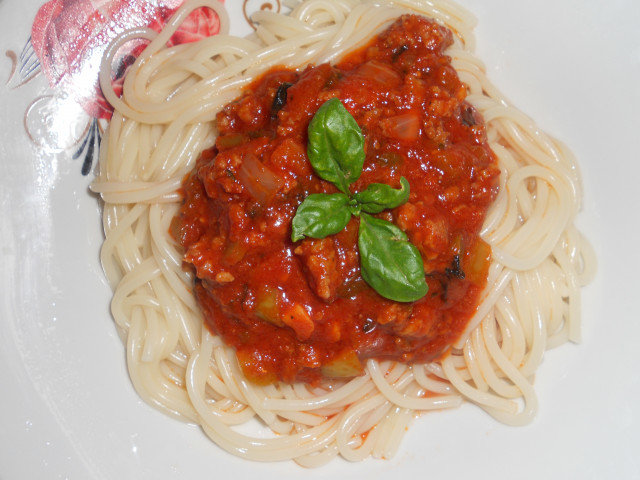 Špagete sa pestom i mlevenim mesom
