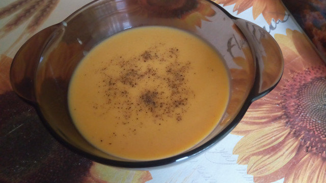 Krem supa sa crvenim sočivom