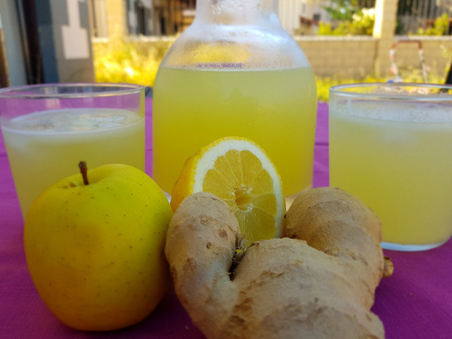 Aromatična voda sa limunom, jabukom , đumbirom i celerom