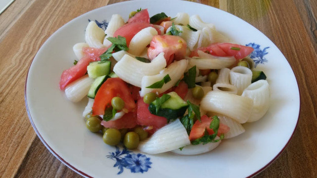 Salata od makarona sa graškom i krastavcem