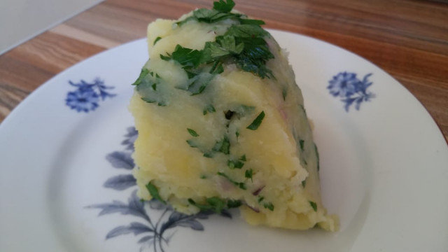 Krompir salata u kalupu za kuglof