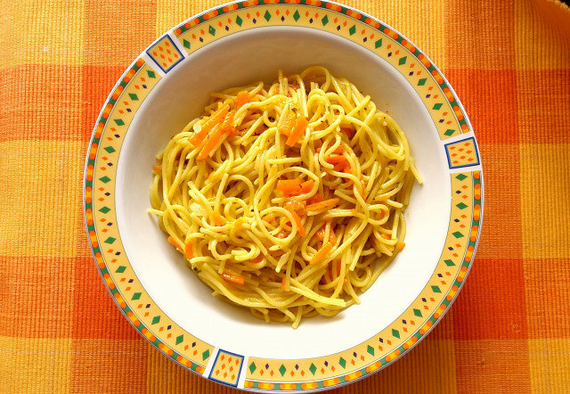 Špagete sa kurkumom, bosiljkom i šargarepom
