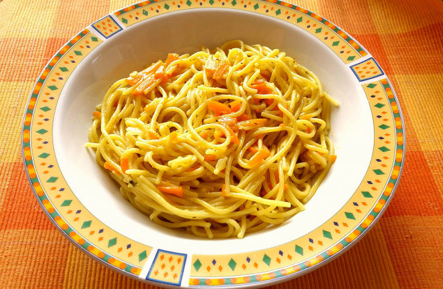 Špagete sa kurkumom, bosiljkom i šargarepom