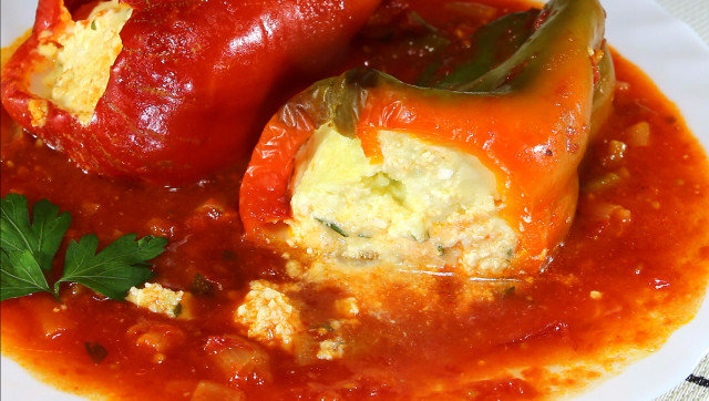 Paprike sa sirom u paradajz sosu
