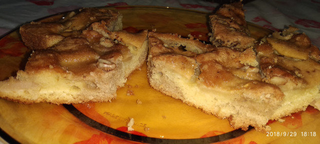 Čupavi kolač sa jabukama
