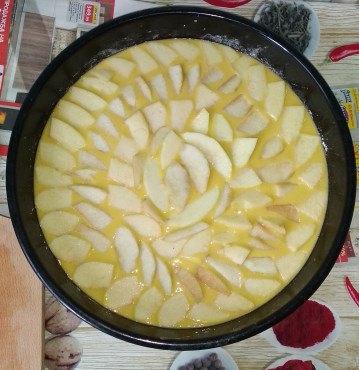 Čupavi kolač sa jabukama