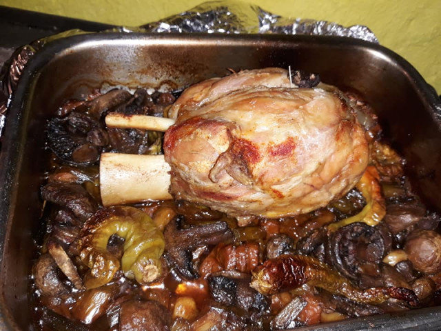 Svinjska kolenica sa pečurkama i povrćem