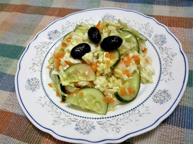 Salata sa kupusom, šargarepom i krastavcima