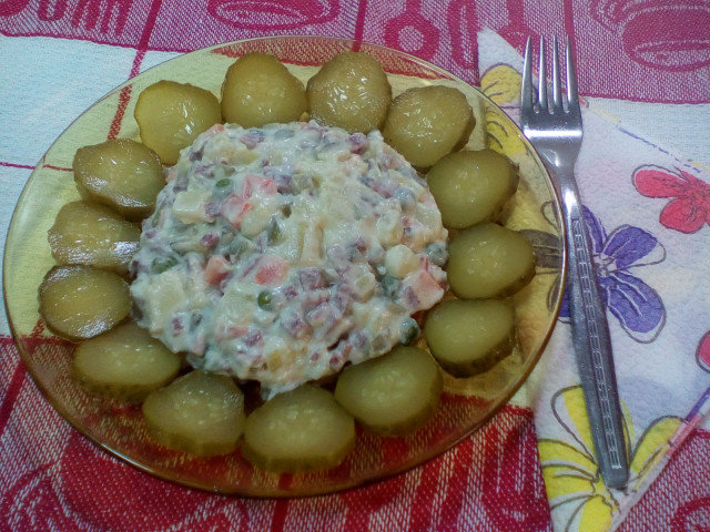 Ruska salata sa kukuruzom i domaćim majonezom
