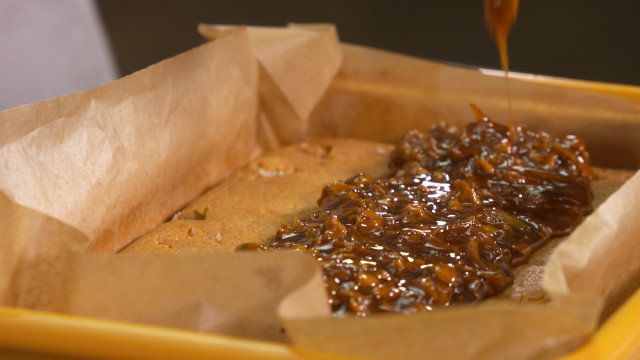 Kolač sa prelivom od meda i pistaća