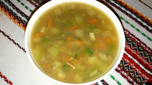 Supa sa braon sočivom, integralnim rezancima i povrćem