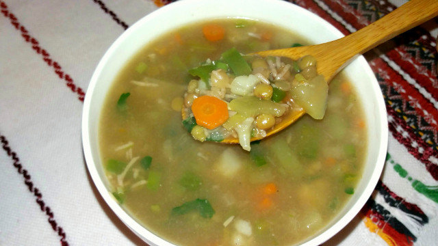 Supa sa braon sočivom, integralnim rezancima i povrćem