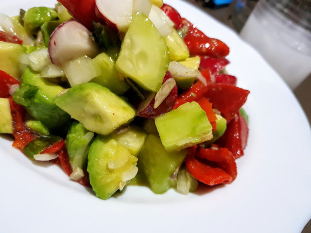 Salata sa avokadom, krastavcem i pečenom paprikom