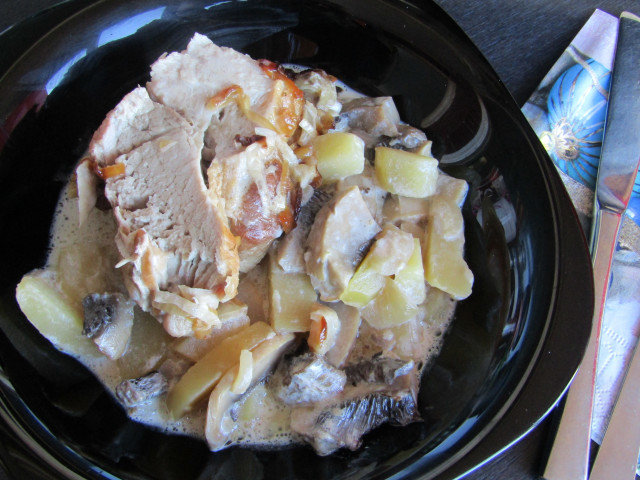 Svinjska plećka sa pečurkama i krompirima u glinenom đuveču