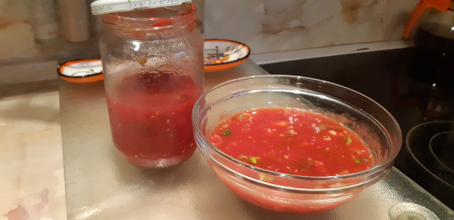 Salsa od paradajza u teglama