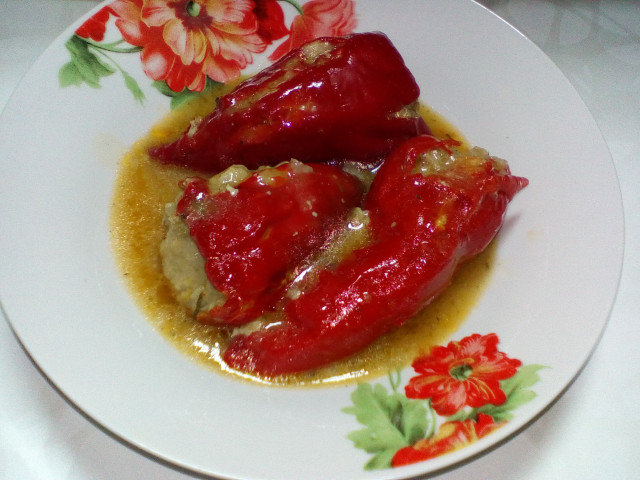 Paprike punjene mlevenim mesom, pirinčem iz rerne sa čudesnim sosom