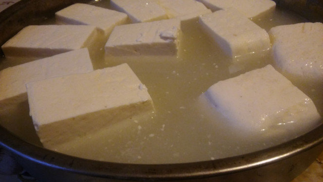 Domaći sir od kravljeg mleka