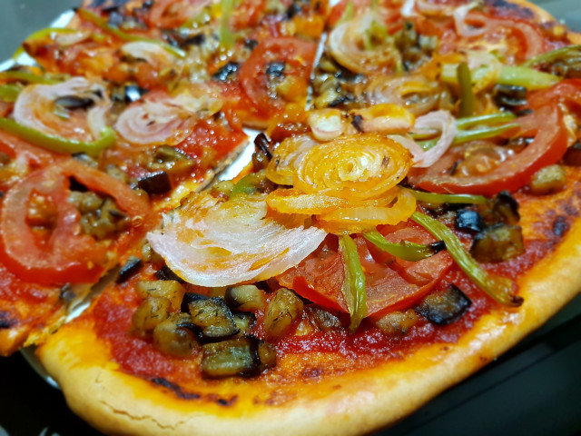 Pica sa patlidžanom, lukom i paradajzom