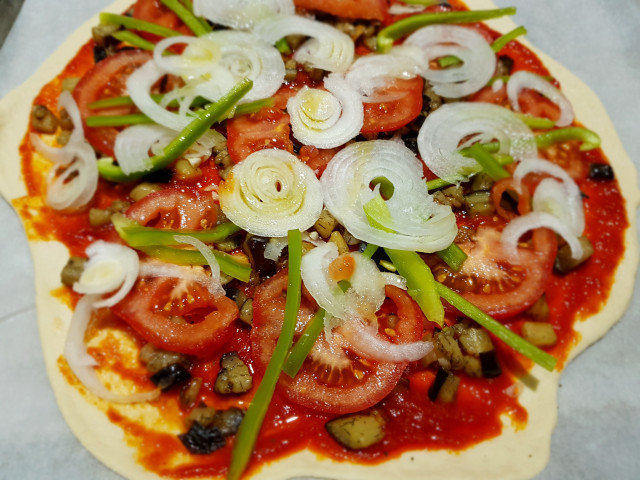 Pica sa patlidžanom, lukom i paradajzom