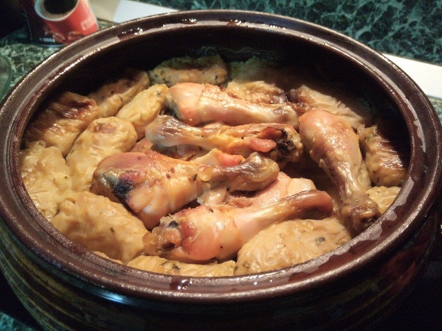 Sarmice od kupusa u glinenoj posudi sa piletinom i svinjetinom