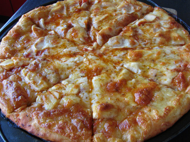 Ukusna pica sa šunkom, mocarelom i topljenim sirom