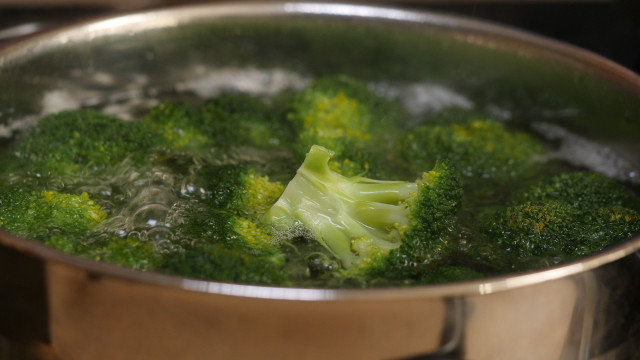Brokoli u rerni sa sosom od plavog sira