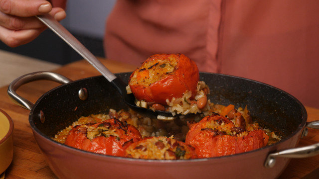 Paradajz punjen pirinčem i šarenim pasuljem