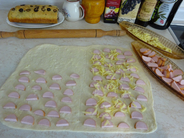 Vazdušaste pitice sa kačkavaljem i viršlama