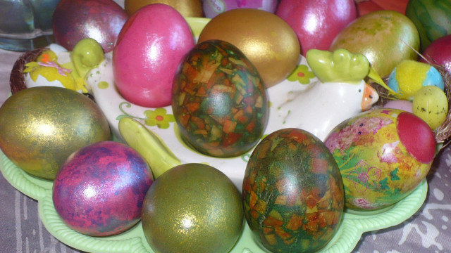 Šarena mermerna jaja sa ljuspicama od luka