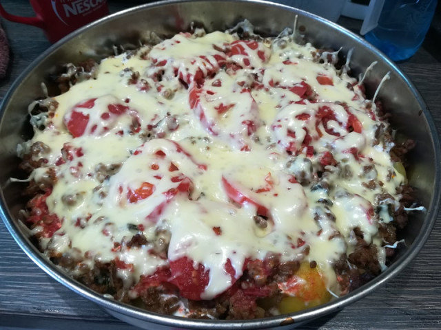 Zapečeni krompir sa mlevenim mesom, paradajzom i mocarelom