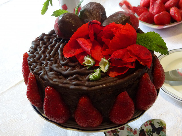Čokoladna torta sa jagodama i Uskršnjim kolačem bez pečenja