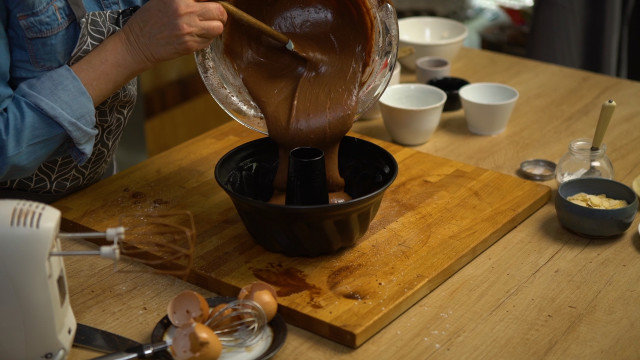 Kakao kuglof sa glazurom od bele čokolade