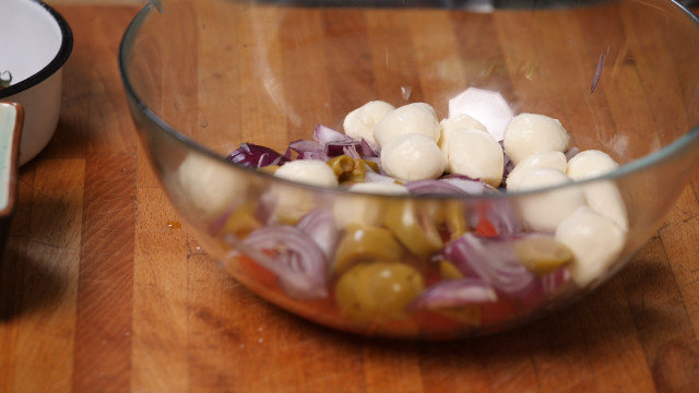 Italijanska salata sa testeninom i dresingom od bosiljka